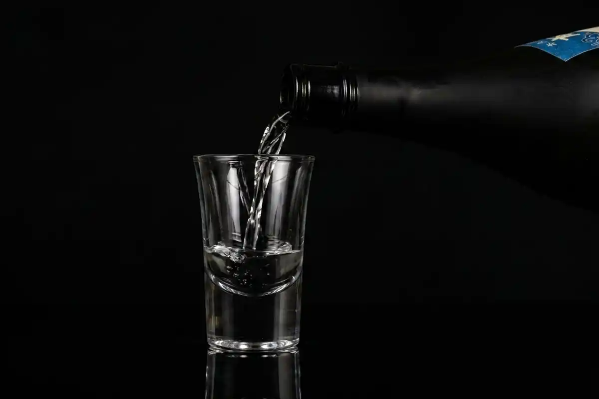 ショットクラスにティンガーラを注ぐ